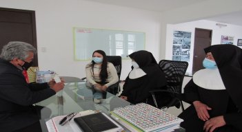 El alcalde Humberto Pisciotti, con la secretaria de Gobierno, Leidy Parra, recibieron a la monja Esther Lojano. / Foto: Cortesía/ La Opinión