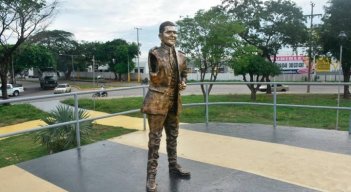Arremeten contra la estatua de Peter Manjarrés