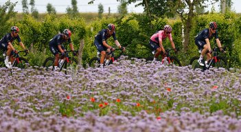 Egan Bernal se amaña con la maglia rosa en el Giro de Italia. 