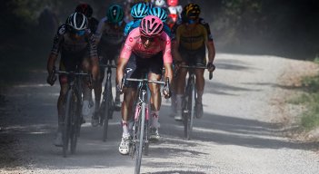 Egan Bernal sigue de liderando el Giro de Italia 2021. 