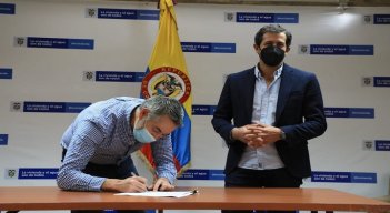 El gerente de Empopamplona, Klaus Faber, y el viceministro de Agua, Jorge Luis Acero, en el acto de suscripción del convenio. /Foto: Foto Cortesía