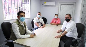 Los miembros del comité de revocatoria contra el alcalde Jairo Yáñez en reunión junto al registrador nacional, Alexander Vega, hace algunos meses. / Foto: archivo La Opinión