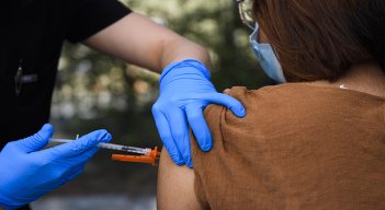 El uso de la mascarilla, aún en vacunados, sigue recomendándose en Estados Unidos.