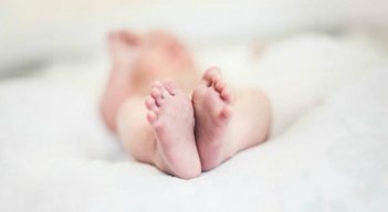 El bebé, de 23 meses, fue agredido con un palo de escoba.