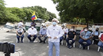 Gremios de empresarios desde el puente Internacional Francisco de Paula Santander que une a Colombia y Venezuela, exigen la apertura de los   puentes para tránsito vehicular. Denuncian millonarias perdidas por el cierre. /FOTO: Estevez