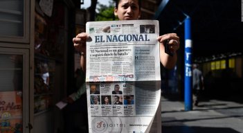 El Nacional, emblemático diario fundado en 1943, dejó de circular en edición impresa en diciembre de 2018 tras 75 años de historia, incluidas dos décadas de choque con los gobiernos de Hugo Chávez (1999-2013) y su sucesor, Maduro.