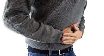  La enfermedad puede cursar de forma crónica con brotes de actividad inflamatoria, con una amplia variedad de manifestaciones sistémicas, en más del 40% de los casos, siendo el compromiso articular el más común (a nivel de la columna, seguido del compromiso en articulaciones periféricas o entesis (sitios de inserción de los tendones al hueso) compromiso de tejidos blandos, ocular, cutáneo y hepático. / Foto: Cortesía 