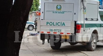 Miembros de la Brigada Interinstitucional de Homicidios adelantan la inspección en la escena del crimen.