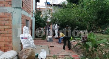 Un nuevo hecho de sangre se registró en Cúcuta este lunes, el segundo conocido durante el día. El homicidio ocurrió en la urbanización La Aurora, adyacente al barrio Gaitán, y la víctima es un hombre, quien fue hallado sin vida en la parte trasera de su vivienda. / Foto: Laura Serrano