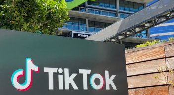 TikTok también es criticado por "ciertos términos contractuales (...) que pueden considerarse engañosos y confusos". / Foto: AFP