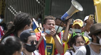 Los jóvenes han sido unos de los más activos en el paro que ya cumple dos semanas. /Foto La Opinión