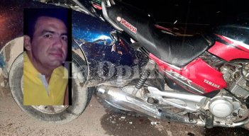 perdió la vida el intendente pensionado de la Policía Yalder Marconi Ramírez, tras colisionar con su moto.