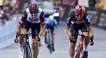 Andreas Kron (derecha), ganó la sexta etapa de la Vuelta a Suiza