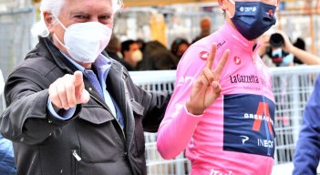 Egan Bernal y el entrenador italiano Gianni Savio