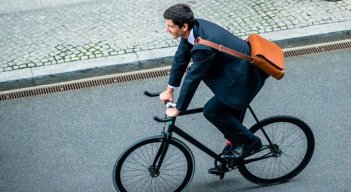Pedalear por la ruta, en contacto con la naturaleza, libera el estrés.
