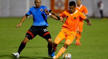 Ante Envigado, Cúcuta Deportivo vistió con una camisa azul, nunca antes utilizada. 