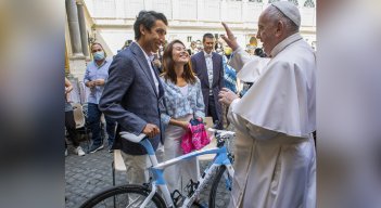 El campeón del Giro de Italia, el colombiano Egan Bernal, obsequió este miércoles una emblemática bicicleta al papa Francisco./FOTO:AFP