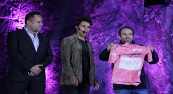 En medio del homenaje el ministro del Deporte, Ernesto Lucena, recibió por parte de Egan la ‘maglia rosa’./Foto: colprensa