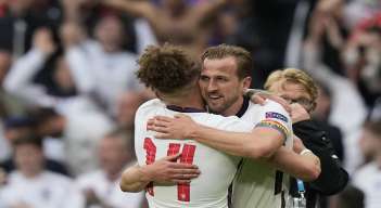 El mediocampista Kalvin Phillips y el delantero de Inglaterra Harry Kane se abrazan mientras celebran su victoria al final del partido de fútbol./Foto: AFP