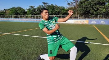 Enderson Contreras con orgullo le celebra los goles de sus partidos a su pueblo Durania. / Foto: Cortesía