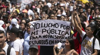 Estudiantes anuncian que estudian adelantar protestas.