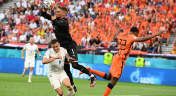 El portero de la República Checa, Tomas Vaclik (centro), atrapa el balón durante el partido de fútbol de octavos de final de la UEFA EURO 2020 entre Holanda y la República Checa en el Puskas Arena de Budapest . / Foto: AFP