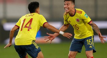 Luis Díaz y Matheus Uribe celebran uno de los tantos de Colombia. 