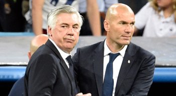 Carlo Ancelotti (izquierda) sustituye al saliente técnico del Real Madrid, Zinedine Zidane (derecha). / Foto: AFP