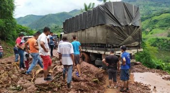 Varios municipios se encuentran incomunicados. Los vehículos de carga pesada se han arriesgado a pasar por las zonas montañosas, para lograr distribuir sus productos.  / Cortesía/ La Opinión