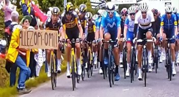 Detenida la espectadora del Tour de Francia que provocó caída múltiple ./Foto: tomada de internet