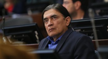 El mayor cuestionamiento que realizan los abogados es el apoyo del senador a una colecta virtual que realizó la fundación Manos Limpias, para que los integrantes de ese grupo de manifestantes compraran cascos, escudos y protectores para las manifestaciones. / Foto: Colprensa