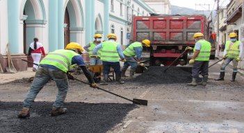 En la primera etapa se aplicarán 150 metros cúbicos de asfalto caliente. / La Opiniòn