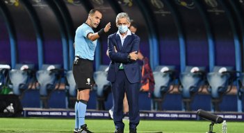 El técnico de Colombia, Reinaldo Rueda, tendrá a su disposición a todos sus efectivos ya que recupera a Mateus Uribe y Luis Díaz, ausentes en la derrota frente a Perú por sanción. / Foto: AFP 