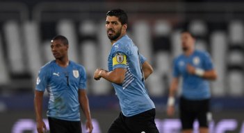 Con Luis Suárez comenzando desde el banco, los charrúas terminaron en la segunda posición del grupo con siete unidades. / Foto: AFP