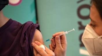 Las nuevas indicaciones para la inmunización mediante esta vacuna, incluyen su administración en este grupo poblacional proporcionando dos dosis de 0,3 ml cada una separadas por 21 días. / Foto: AFP