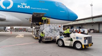 Las vacunas llegaron al Aeropuerto El Dorado de Bogotá, a las 4:43 de la tarde, en el vuelo MP6161 de la compañía KLM Cargo, operado por la aerolínea neerlandesa Martin Air, procedente de Miami (Estados Unidos). / Foto: Colprensa