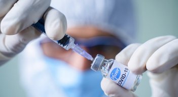 Aunque las vacunas sean distintas, sus componentes tienen maneras similares de desarrollarse en el cuerpo.  / Cortesía/ La Opinión