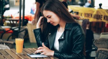 El Wi-Fi pptimiza los tiempos de permanencia del comensal, ya que mientras espera su pedido o a la persona con quien se citó en el establecimiento, puede revisar sus redes sociales o las noticias.  