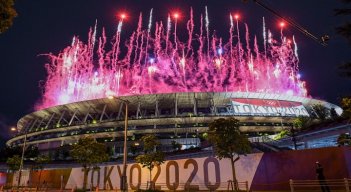 Los fuegos artificiales iluminan el cielo sobre el Estadio Olímpico durante la ceremonia de apertura de los Juegos Olímpicos de Tokio 2020./Foto: AFP