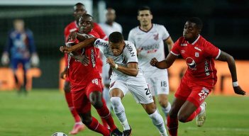 América de Cali, tiene la tarea compleja de derrotar a Paranaense en Brasil.  