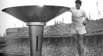 Juegos Olímpicos de Melbourne 1956, encendida del pebetero.