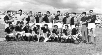 Plantilla del Cúcuta Deportivo de 1951 que se presentí en la reinauguración de El Campín: / Foto: Archivo