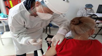 Faltan muchos adultos por vacunarse contra la COVID- 19. /Foto: Roberto Ospino/ La Opinión 