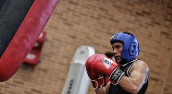  Ceiber Ávila, boxeador colombiano.