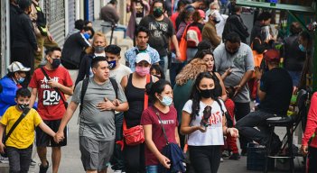 Población sin mascarilla.