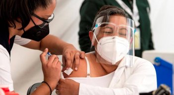 ¿Necesitan los vacunados contra la COVID-19 volver a usar tapabocas?