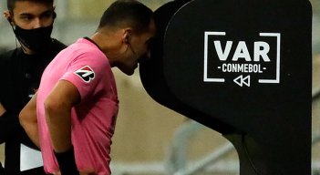 Conmebol propone tiempo muerto mientras los árbitros revisan el VAR. 