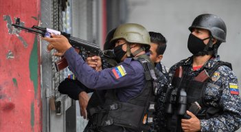 Vivir entre las balas en las barriadas de una Venezuela empobrecida