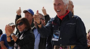 Wally Funk, de 82 años, acompañará al multimillonario Jeff Bezos