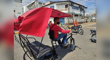 Los 'bicitaxis' se ponen de moda en la frontera de Venezuela. / Foto: Diario La Nación